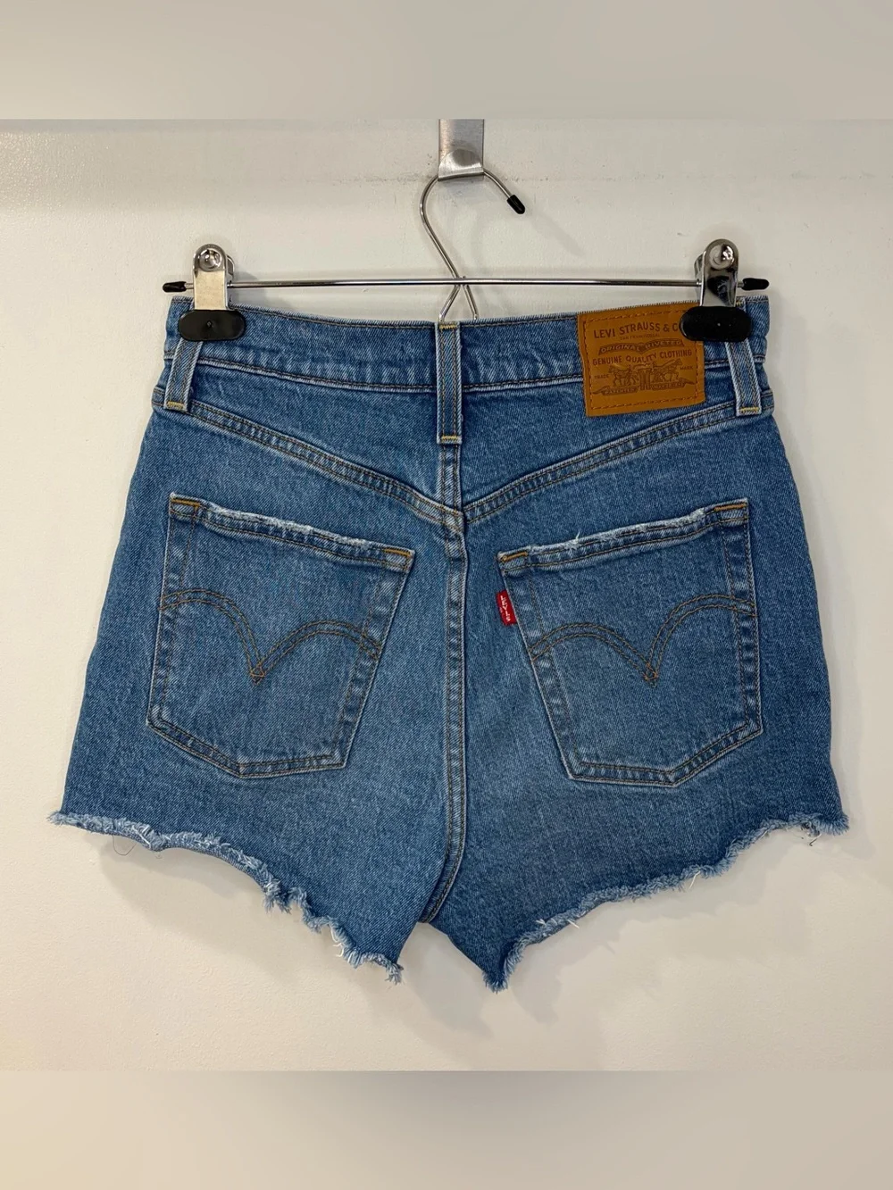 Levi’s Ribcage Shorts - Picture 2 of 5